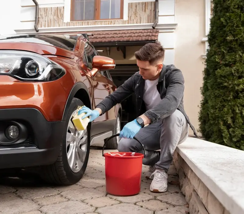 Lavage auto à domicile Steinbrunn-le-Bas : professionnel intervenant sur un véhicule